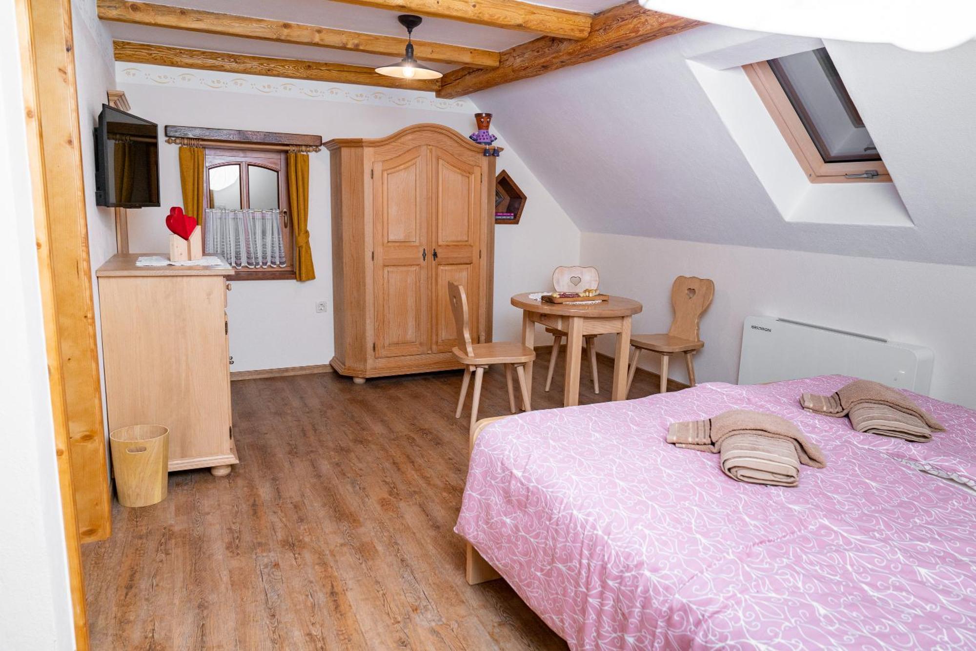 Guesthouse Mocivnik Okroglice エクステリア 写真