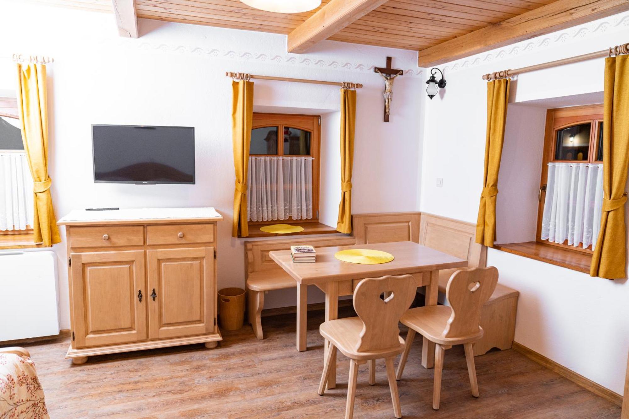 Guesthouse Mocivnik Okroglice エクステリア 写真